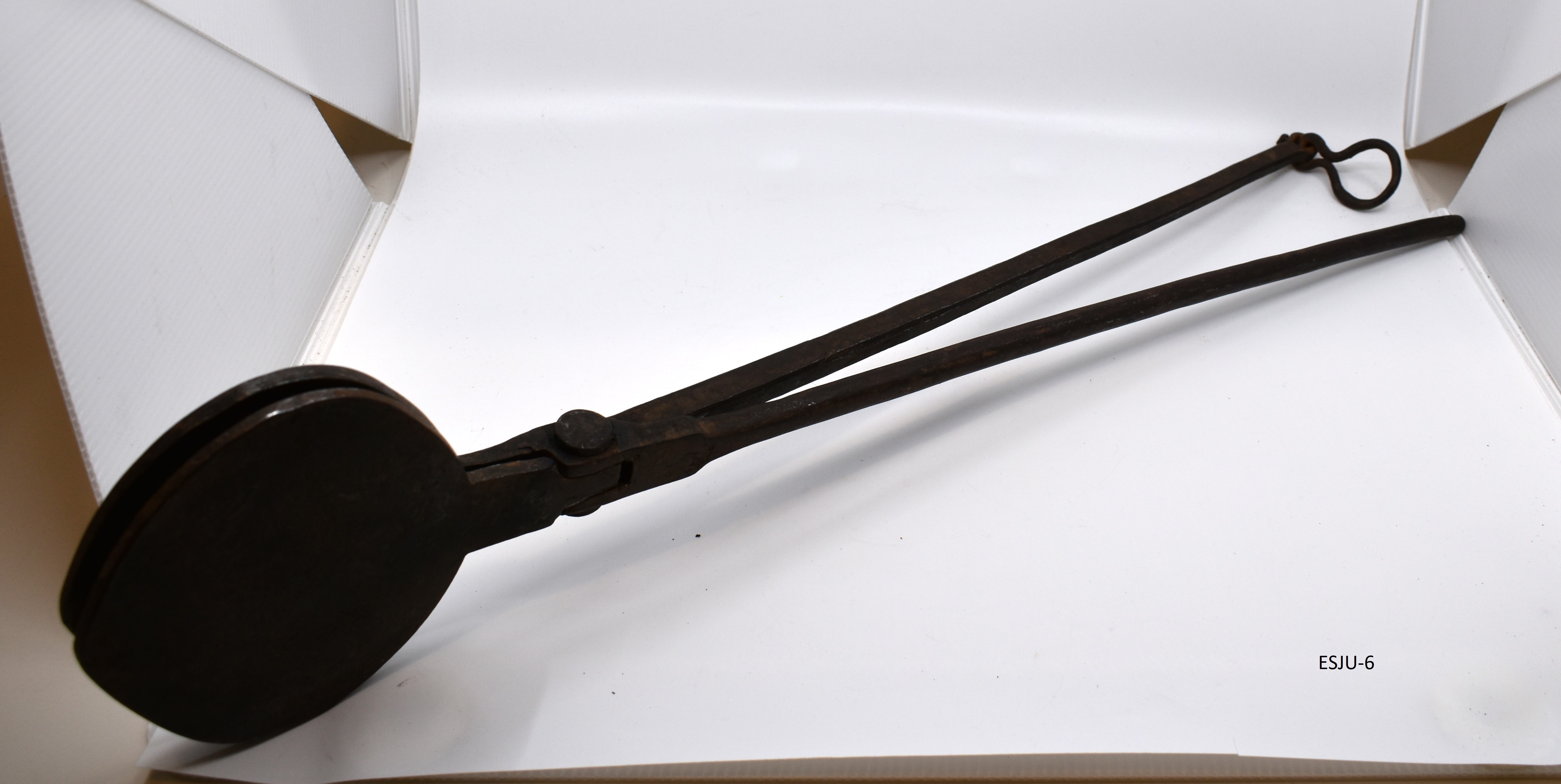 L'hostier procedent de l’església parroquial de Sant Germà i Sant Julià de Sant Julià de Lòria.