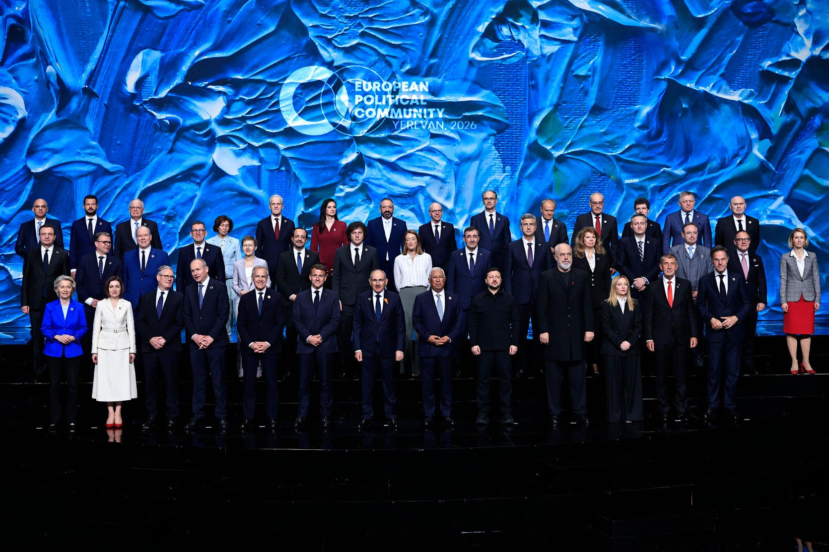 La fotografia de família de les autoritats en la 8a Cimera Política Europea.