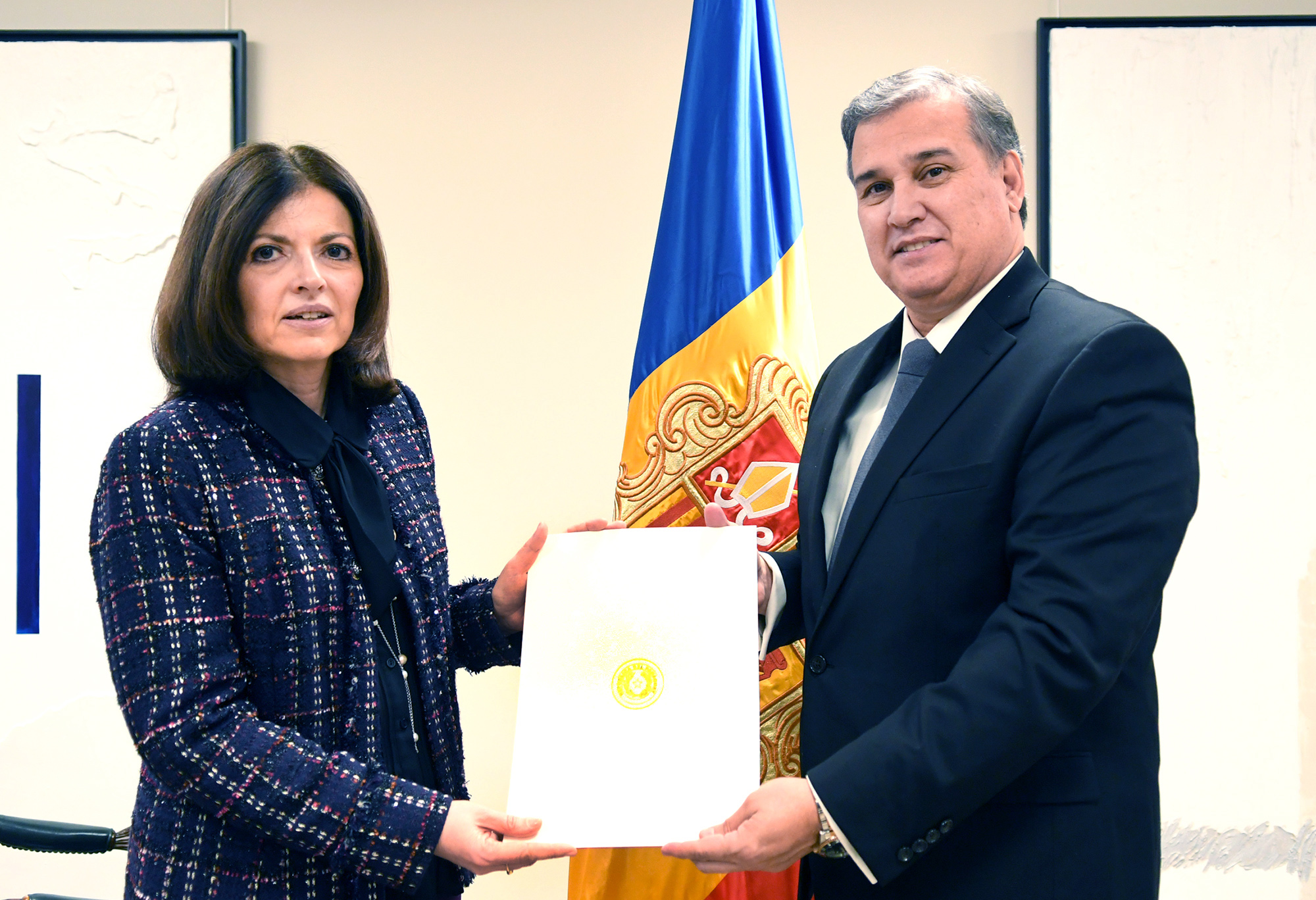 20250313 Lliurament de còpies d'estil de l'ambaixador del Paraguai