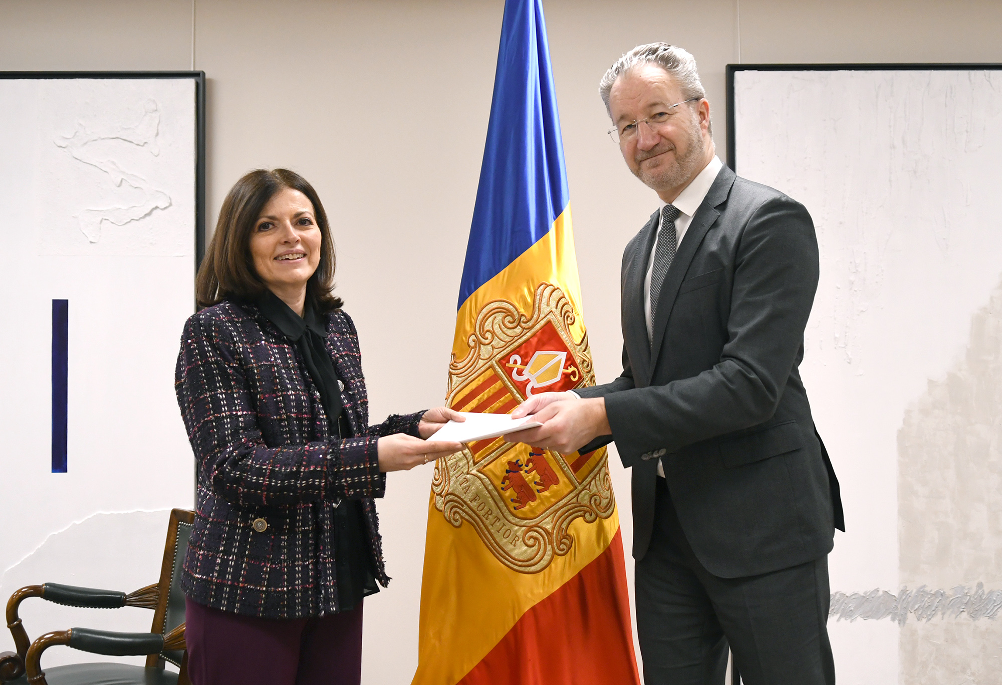 20250313 Lliurament de còpies d'estil de l'ambaixador de Suècia