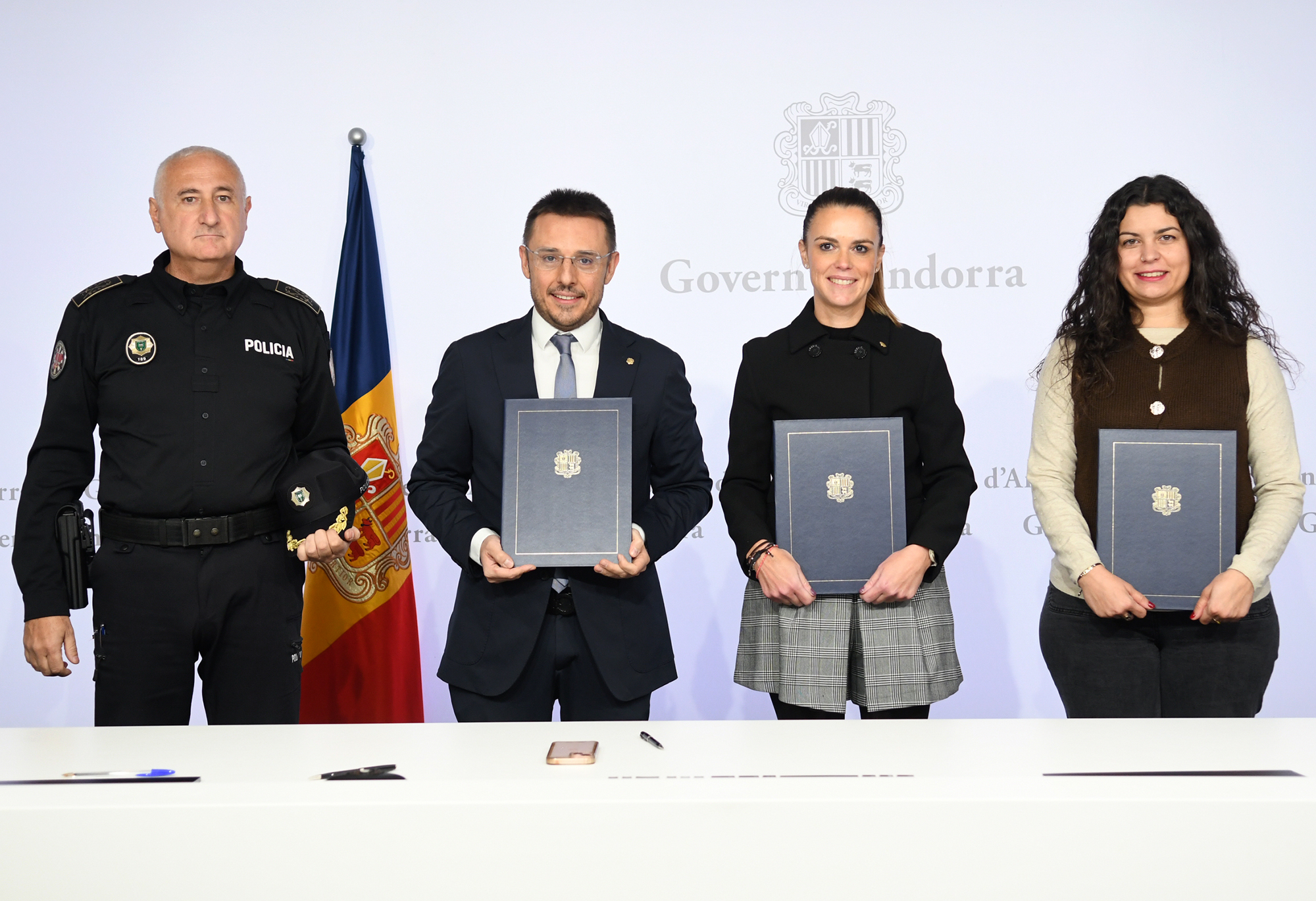 Moment de la signatura del conveni entre el Govern i el Grup Menta