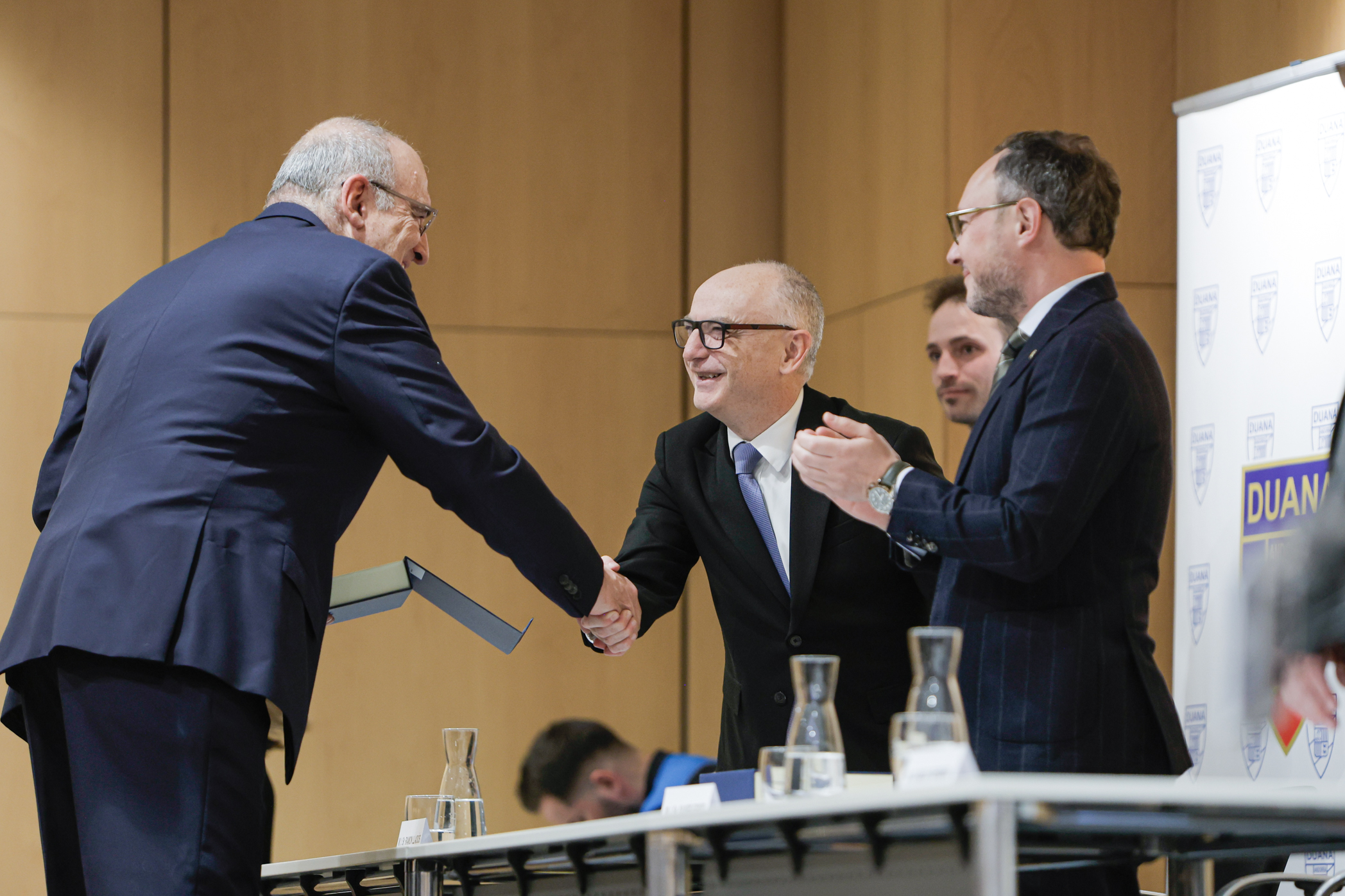 Reconeixement dels duaners jubilats a la celebració del Dia internacional del Cos de Duana