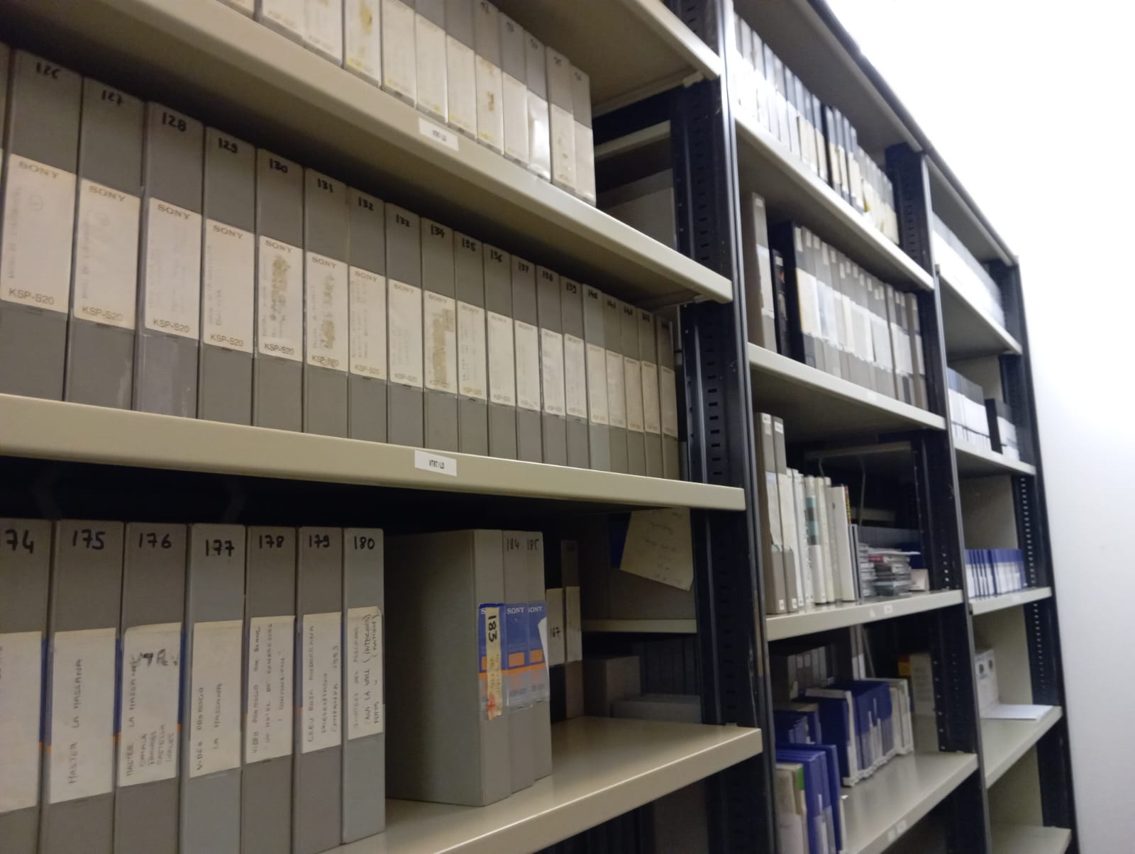Dipòsit de l'Arxiu Nacional amb els fons audiovisuals.