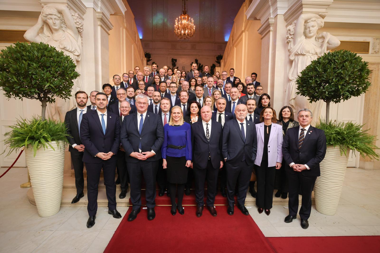 Foto de família amb els assistents al Consell Ministerial de l'OSCE.