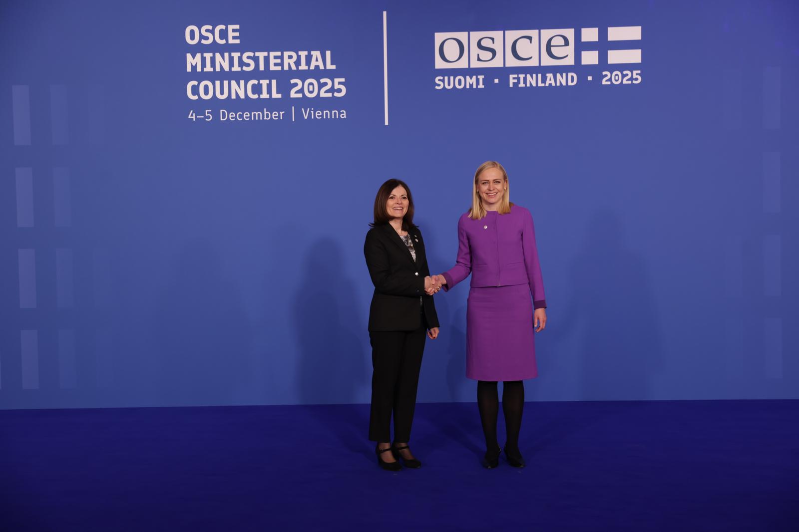 Tor saluda la ministra finlandesa Elina Valtonen.