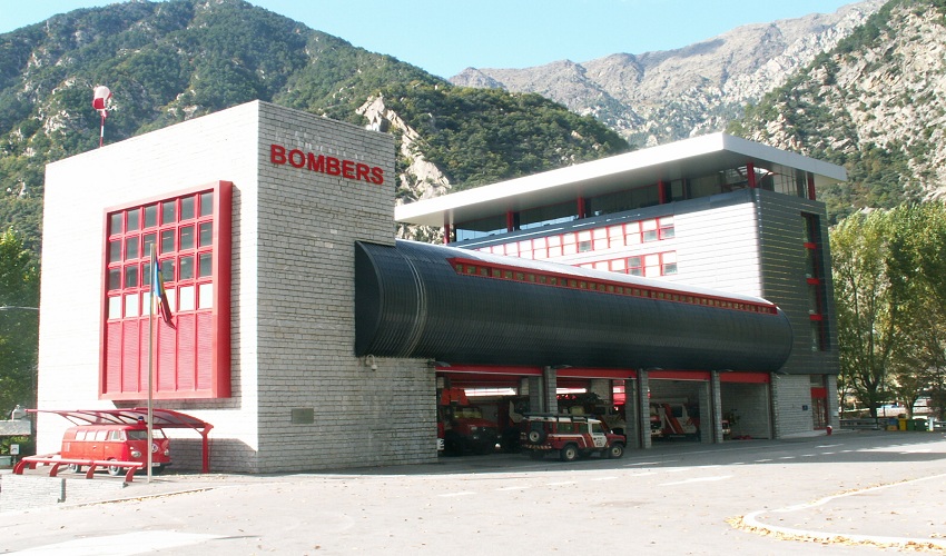 Parc bombers Santa Coloma (vista amb vehicles)