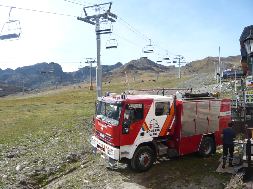 Camió de bombers en estació d'esquí
