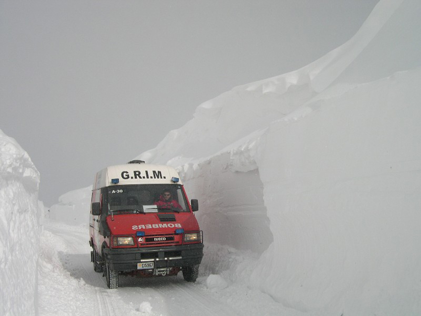 Furgoneta bombers en la neu