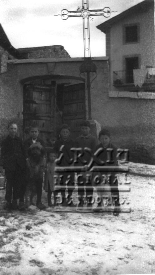 CR-1163: Grup de nens a la plaça d’Ordino