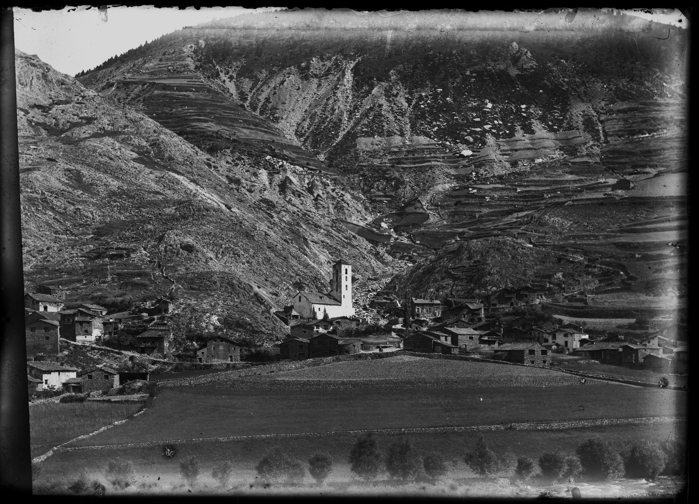 FGP-104: Vista parcial, des del camí de Prats, del poble de Canillo