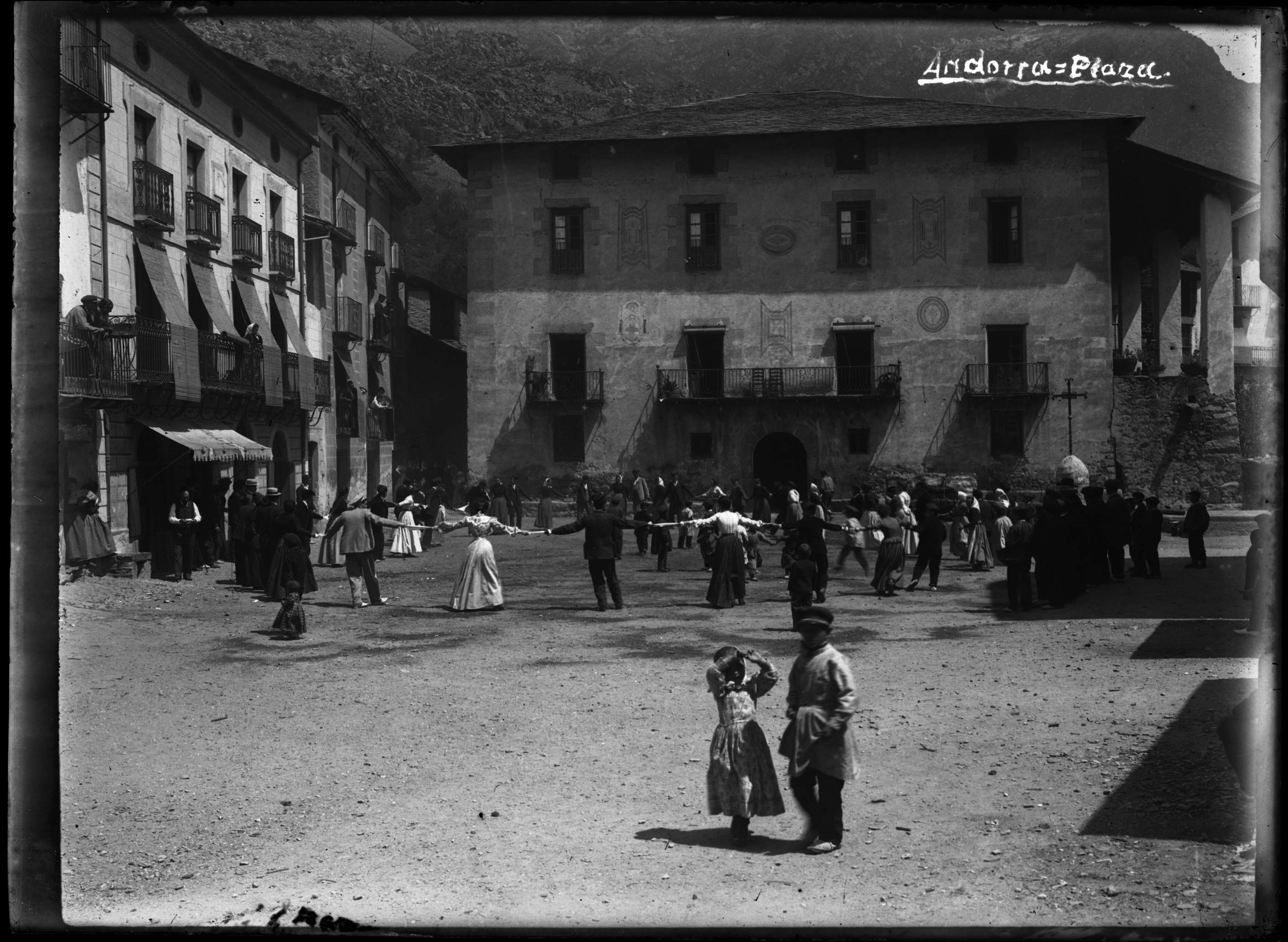 FGP-224: Una corranda a la plaça d'Andorra la Vella