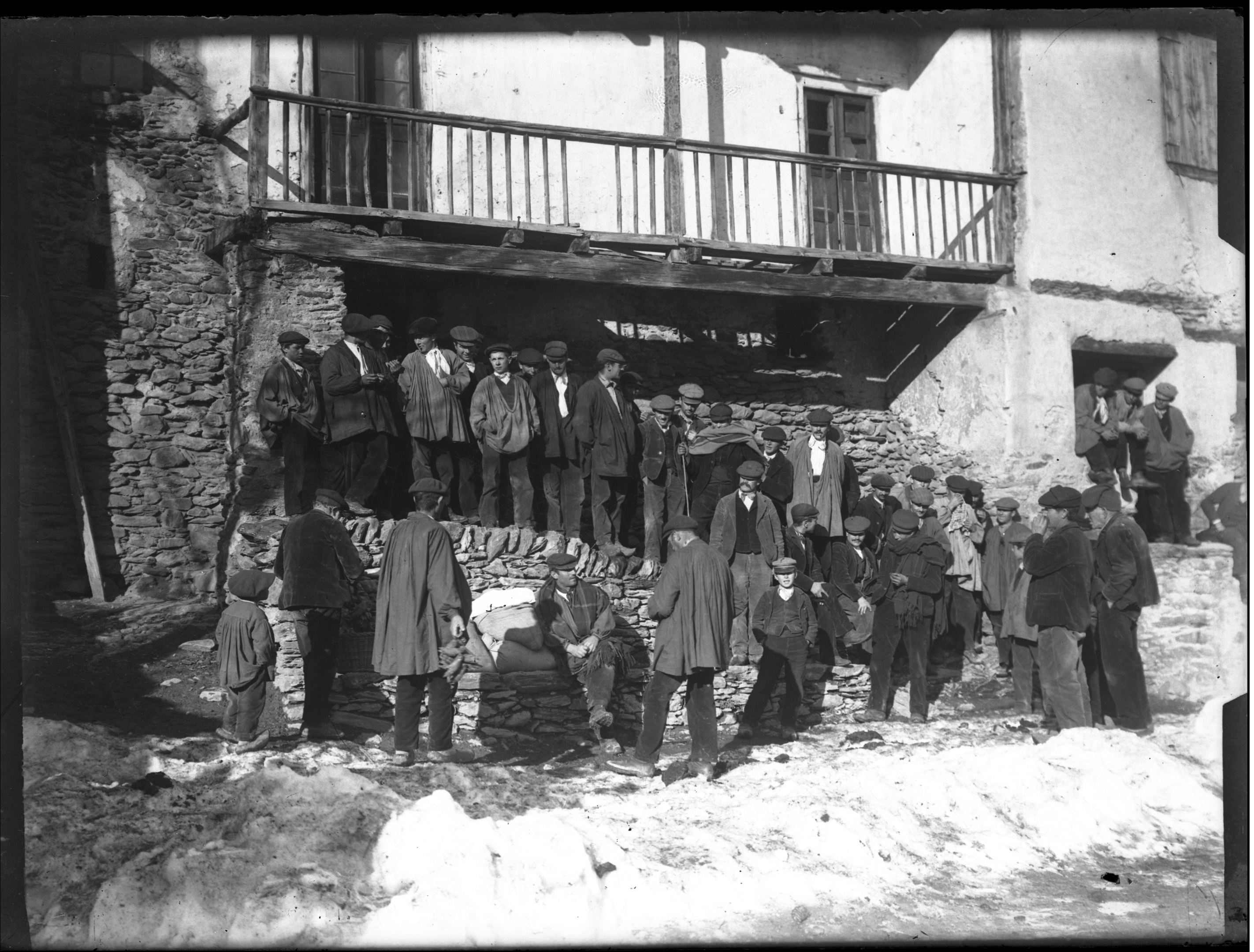 FGP-340: Dues instantànies dels encants de Sant Antoni a la plaça d'Ordino