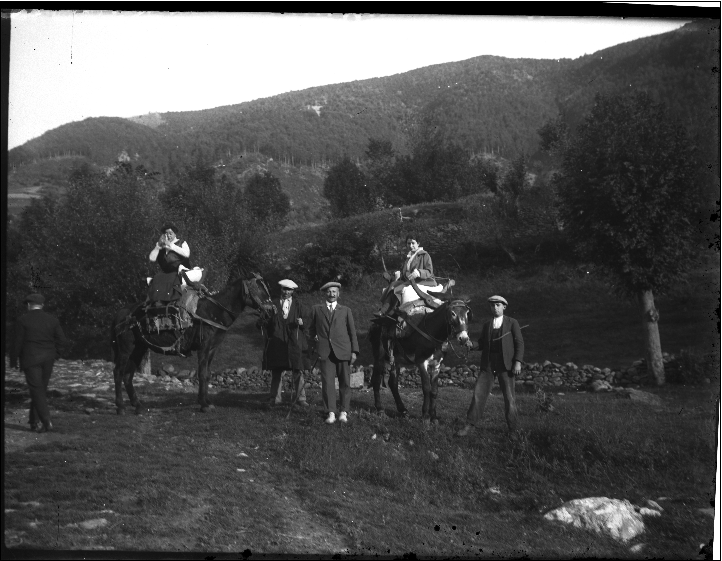 FGP-348:  Instantànies de dos dones viatjant