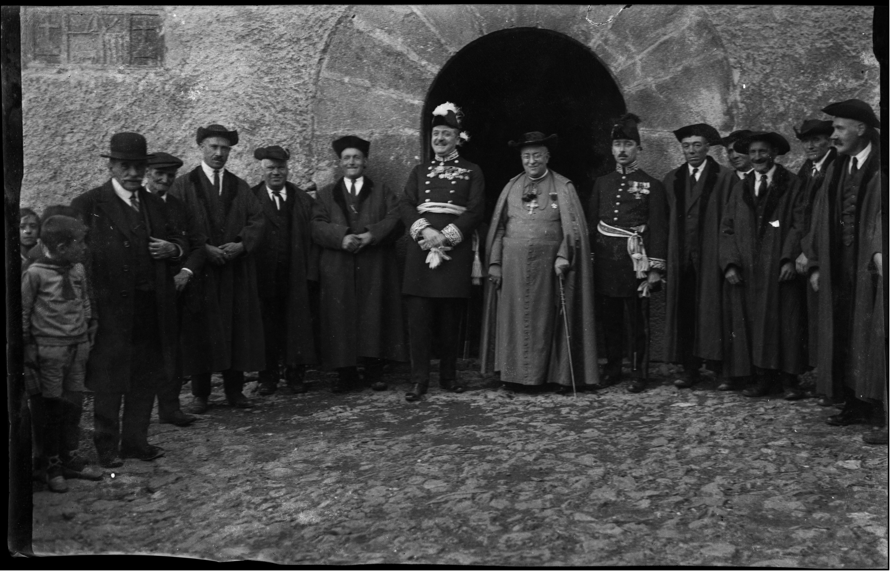 FGP-516:  Fotografia oficial a l'entrada de la Casa de la Vall del bisbe Justí Guitart