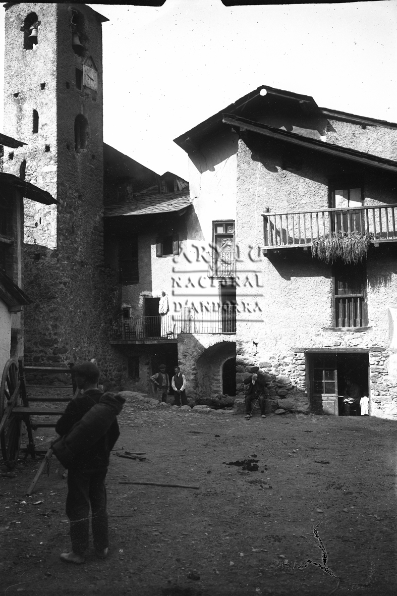 106-FBUI: Vista de la plaça de l’antiga església d’Escaldes-Engordany