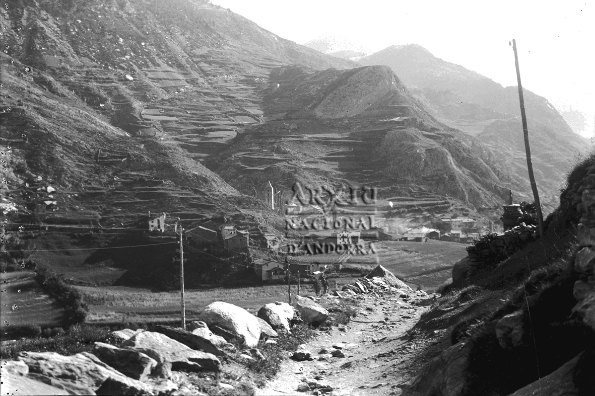 48-FBUI: Vista parcial del poble de Canillo feta des del camí de Prats