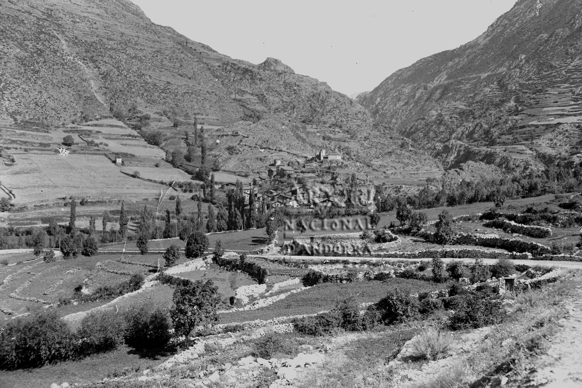63-FBUI: Vista general del poble de les Bons i del seu entorn