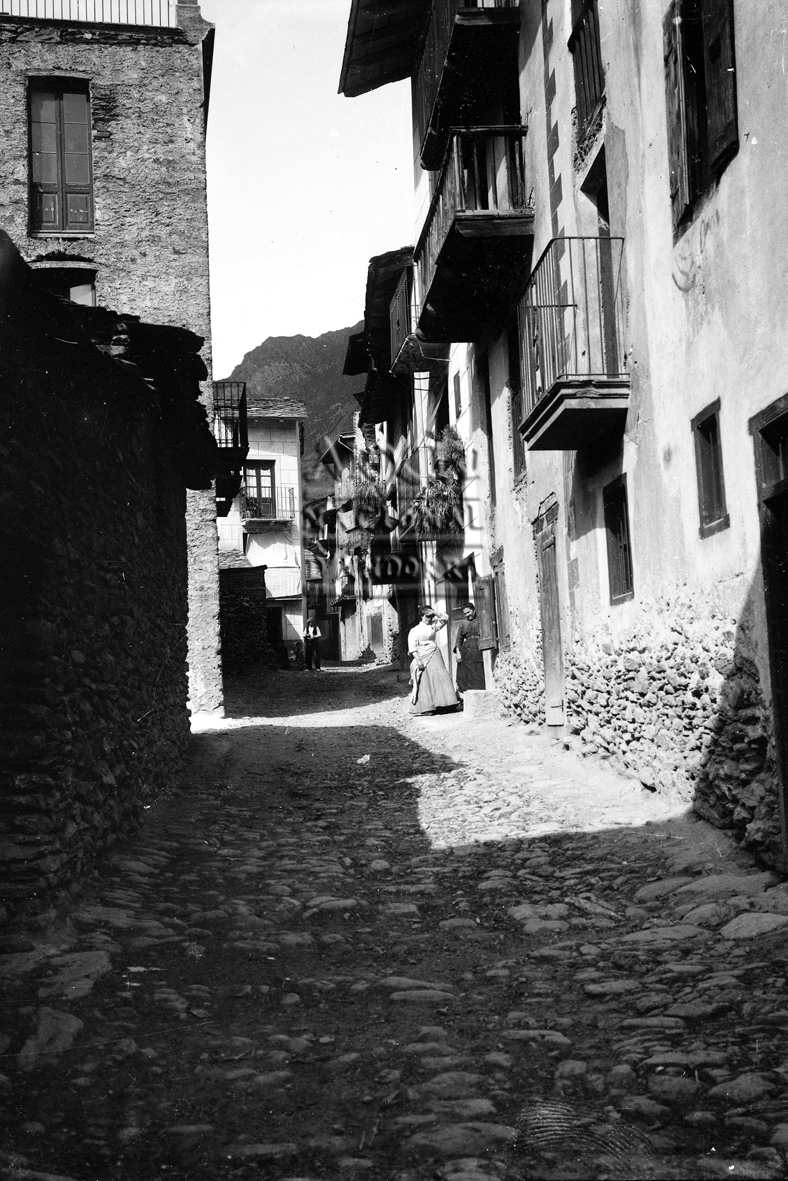 69-FBUI: Instantània d’un carrer de la Mosquera (Encamp)