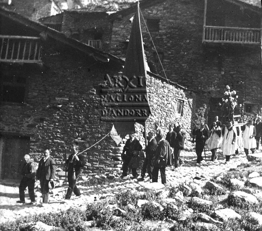170-FBUI: Imatges de processons pels carrers de Canillo