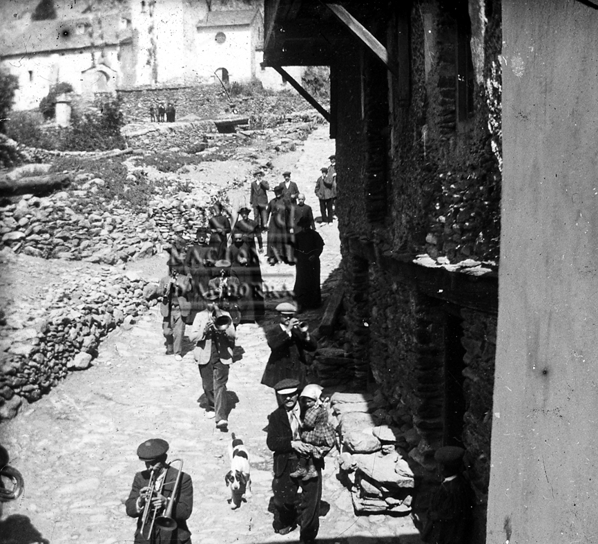176-FBUI: Imatges de processons pels carrers de Canillo