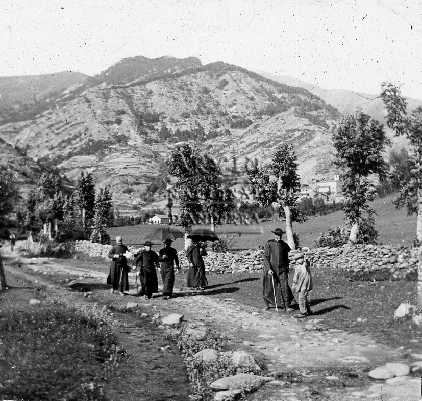 178-FBUI: Grup de capellans passejant pel camí de Santa Bàrbara a Ordino