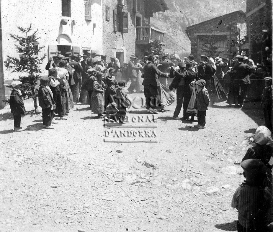 05-FBUI: Instantània d’un ball a la plaça de Canillo