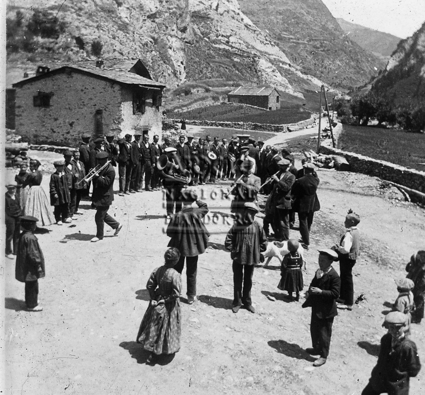 11-FBUI: Ball a Canillo al peu del poble