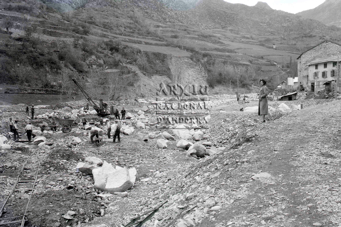 110-FBUI: Dues imatges del poble d’Encamp després de les riuades