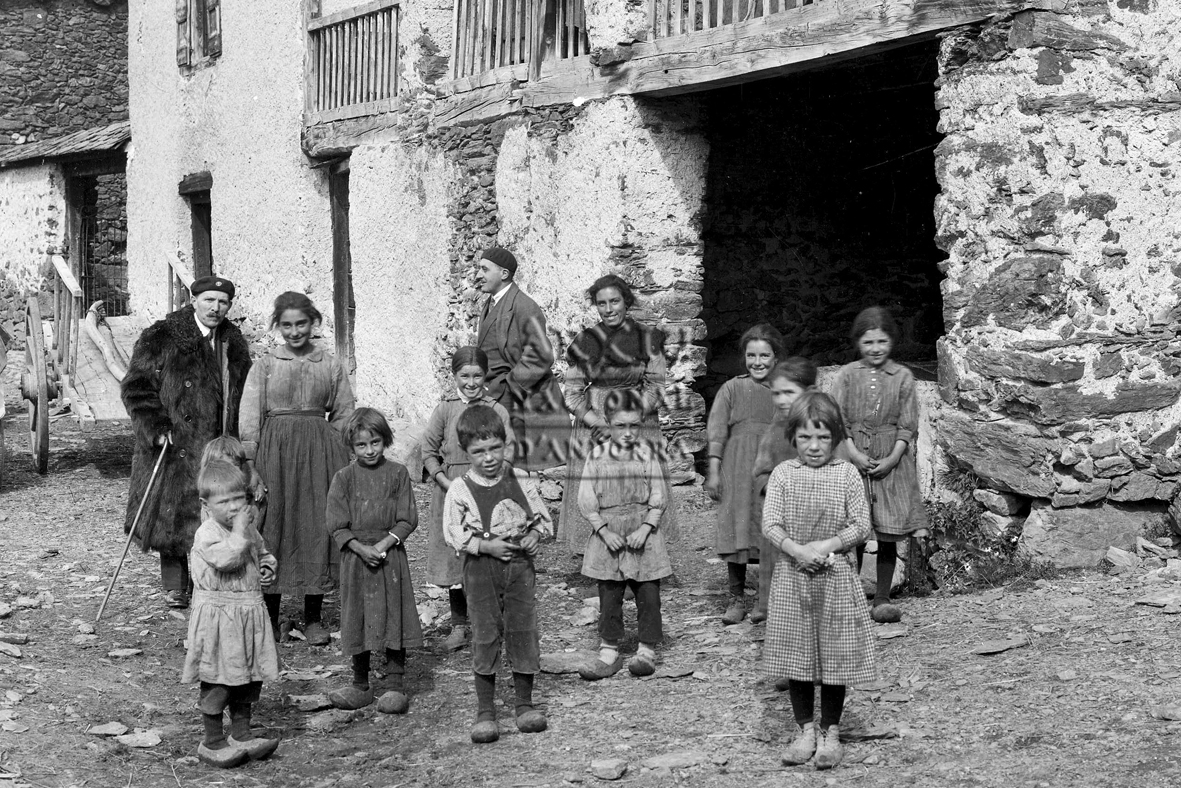 157-FBUI: Instantània d’un grup de dotze nens i nenes davant d’una casa de Soldeu