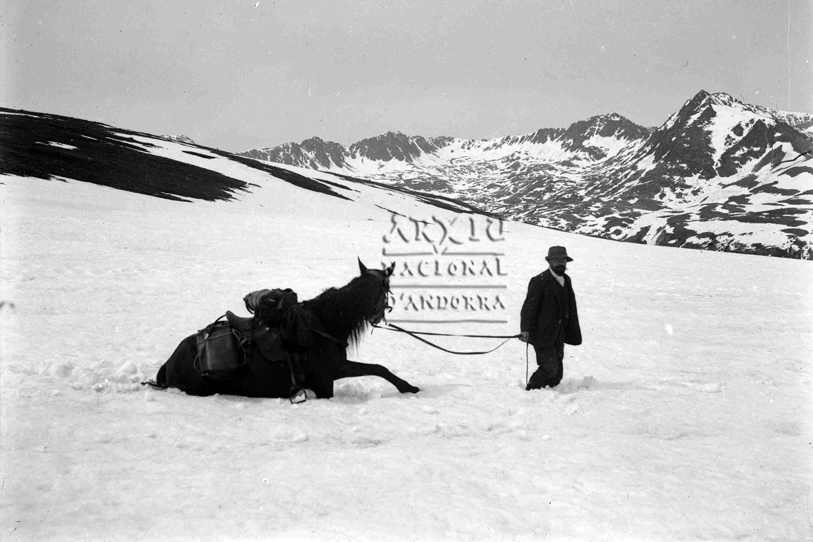 159-FBUI: Instantània del fotògraf V. Builles passant a cavall per una congesta de neu al port d’Envalira