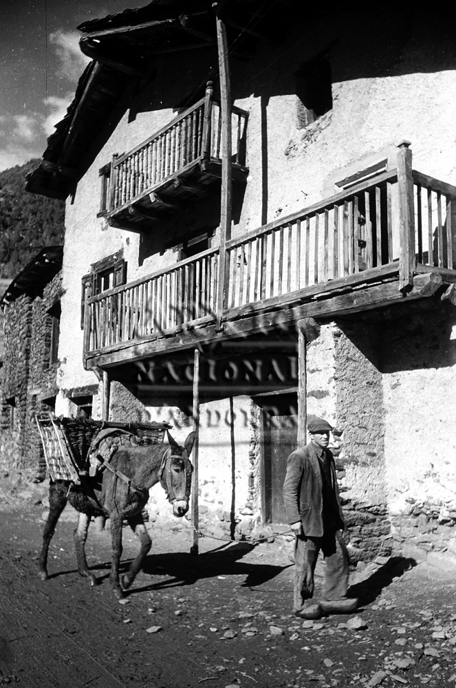 FL 030: Un home amb esclops portant un matxo amb àrguens