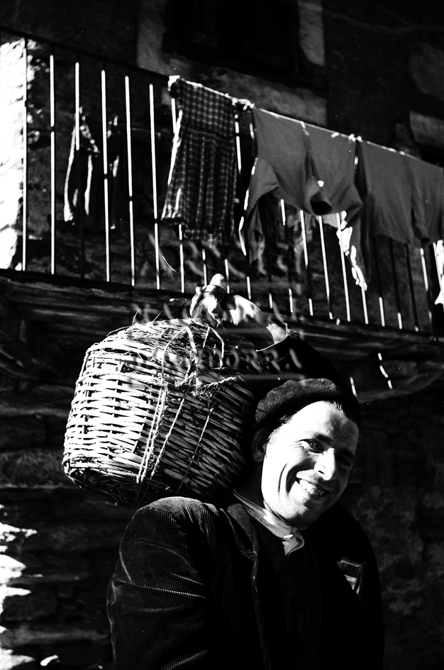 FL 194: Un home amb una garrafa de vidre folrada amb fusta de margalló