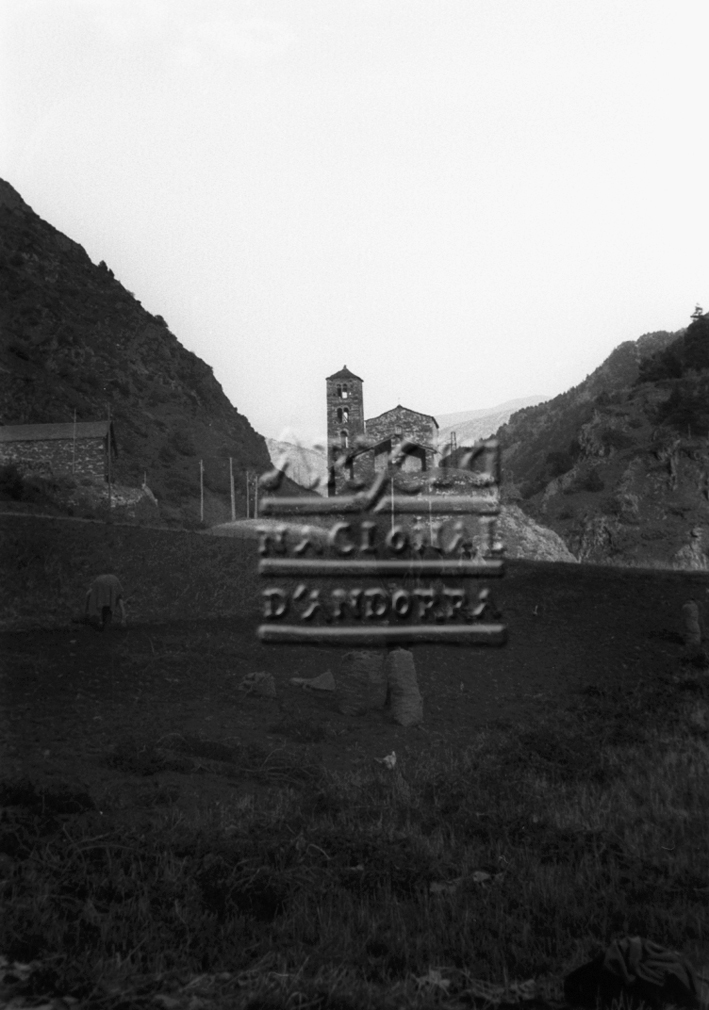 FJR_027: Un grup d’homes i dones pleguen trumfes a Sant Joan de Caselles