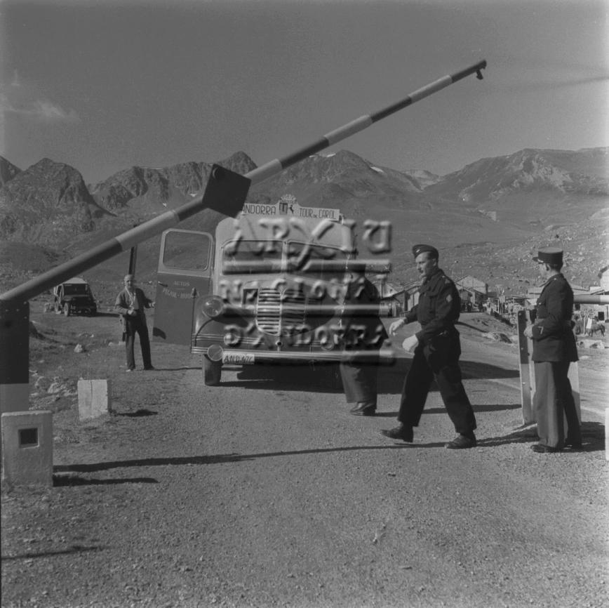 FJR_225: Cotxe de línia d’Andorra a la Tor de Querol