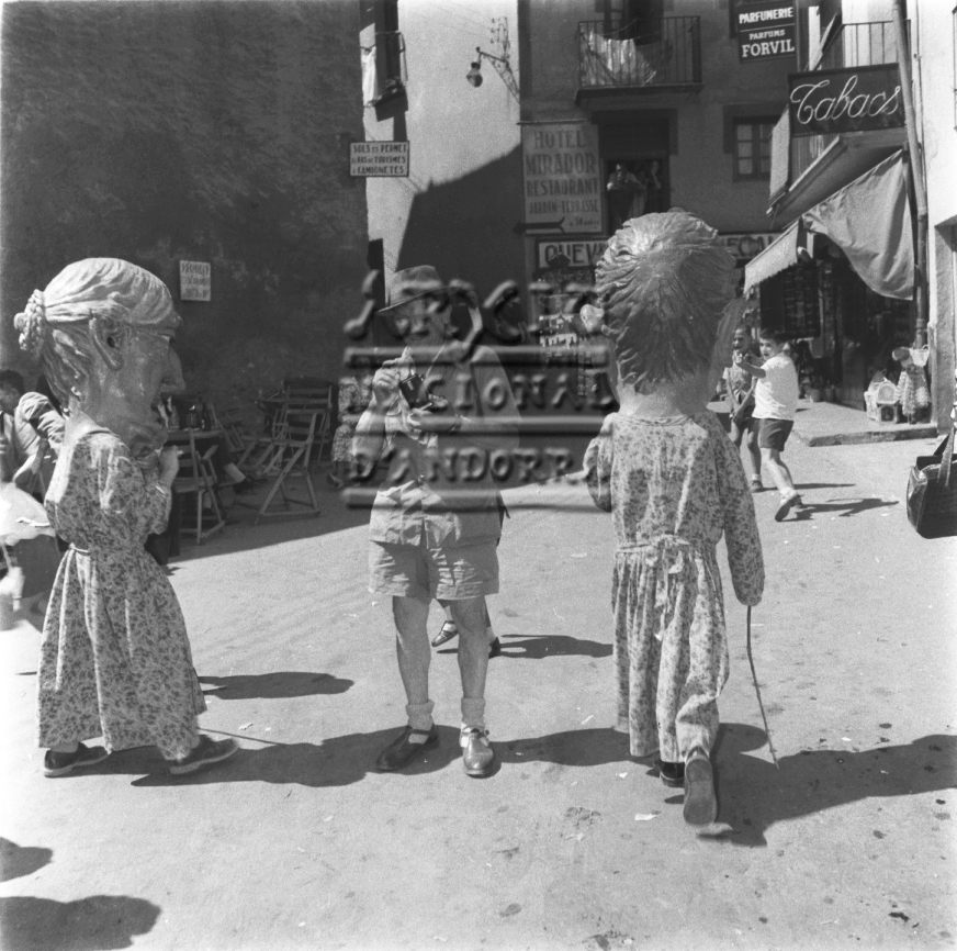 FJR_292: Capgrossos a la plaça d’Andorra la Vella