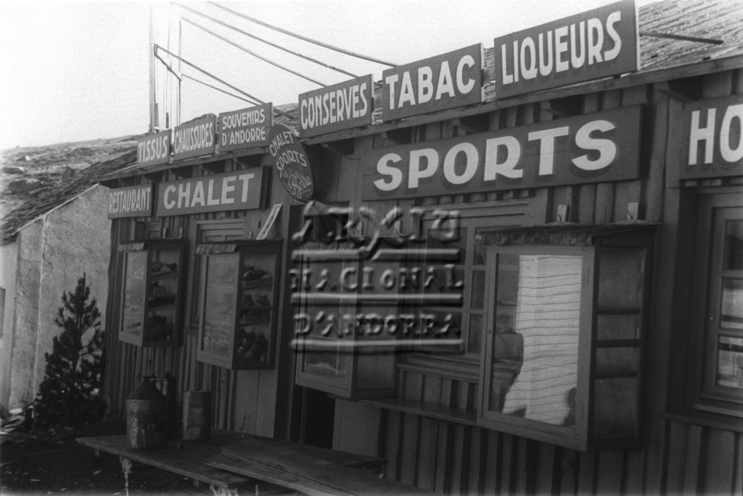 FJR_418: Primeres botigues al Pas de la Casa