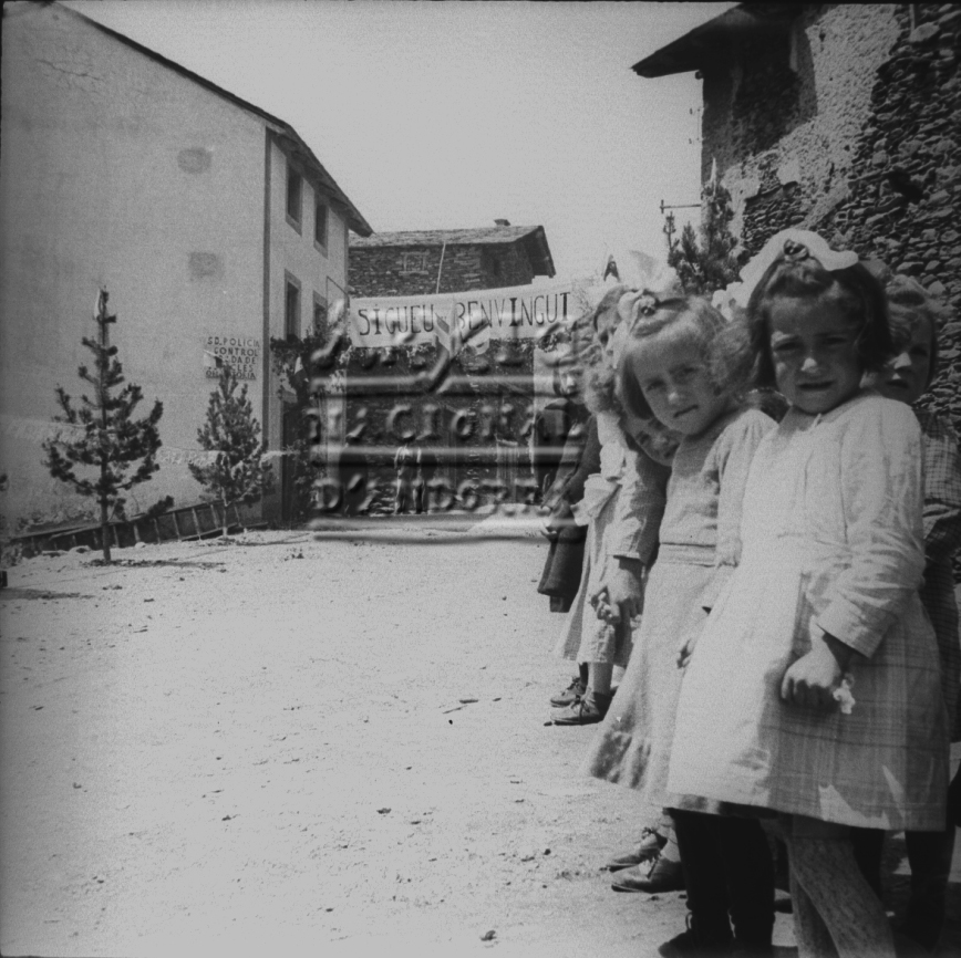 FJR_190: Un grup de nenes esperen la comitiva a Canillo