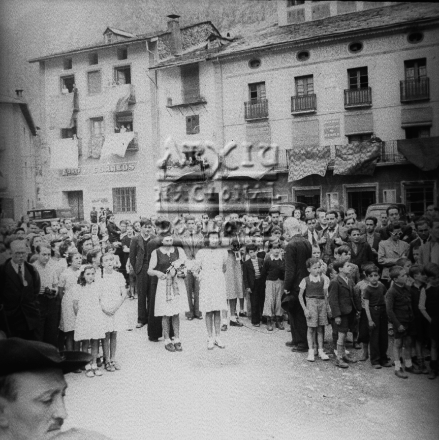 FJR_204: Un grup de noies i nens esperen el prefecte a la plaça d’Andorra la Vella