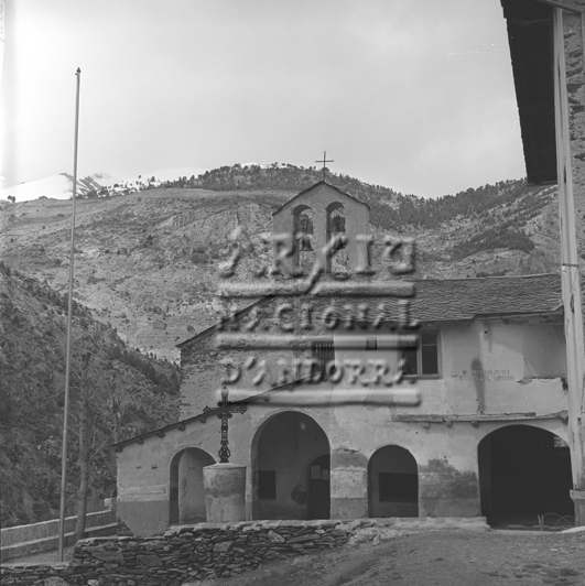 410-FJR: Vots, penjats a la reixa de l’altar major del Santuari de Meritxell