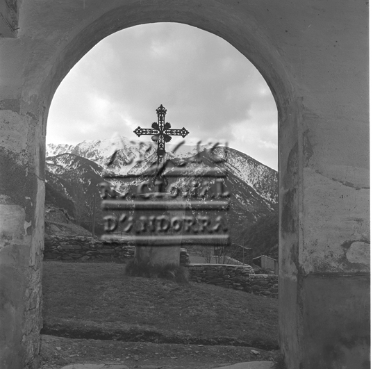 411-FJR: Alta major i retaule major amb la reixa en primer pla