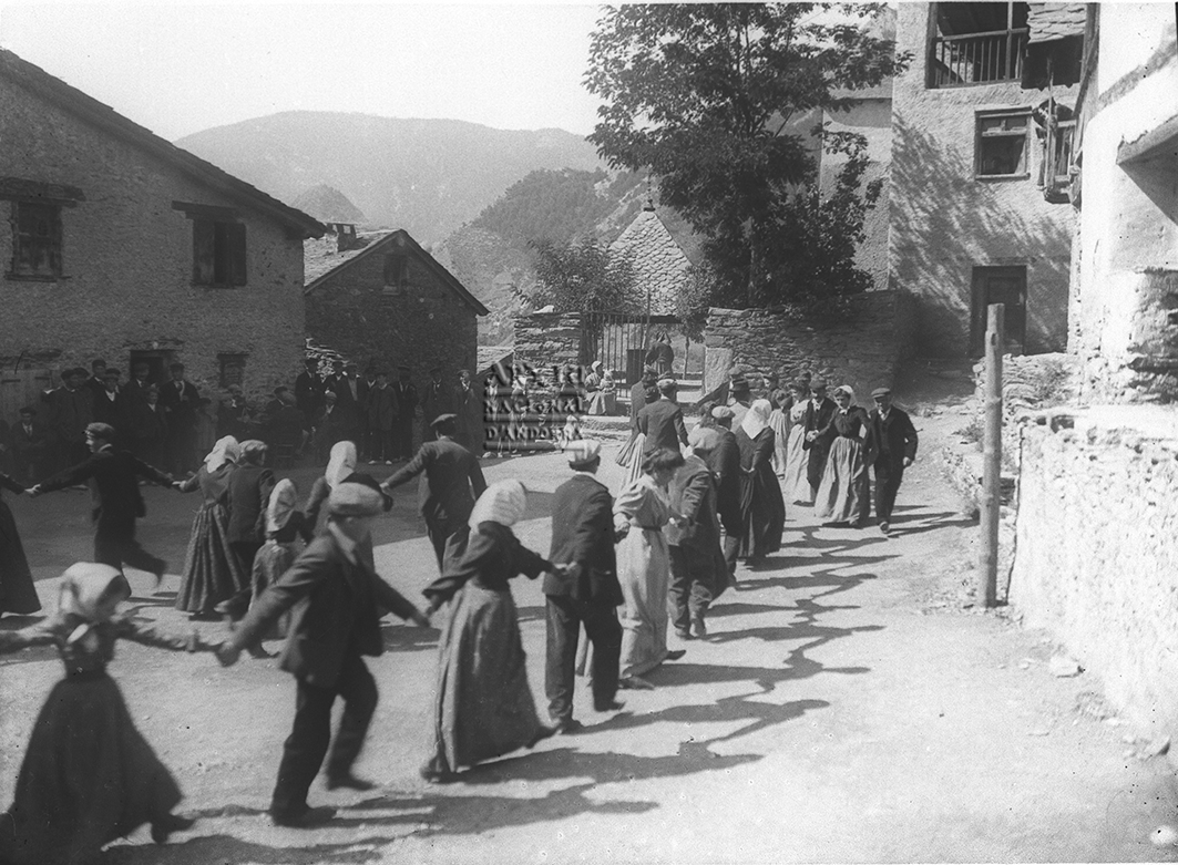 002-CR: Una Corranda a la plaça d'Ordino