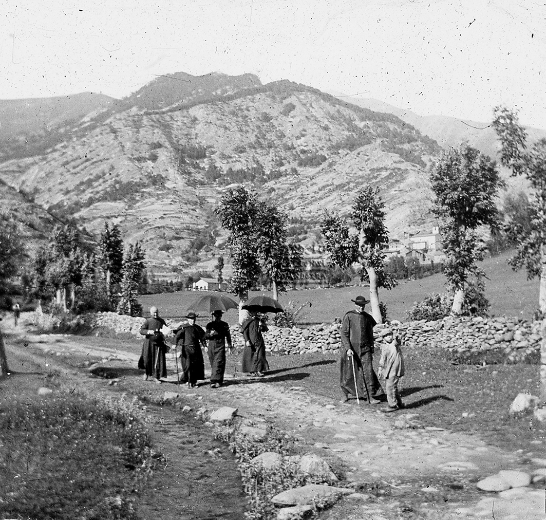 176-FBUI: Grup de capellans passejant pel camí de Santa Bàrbara a Ordino