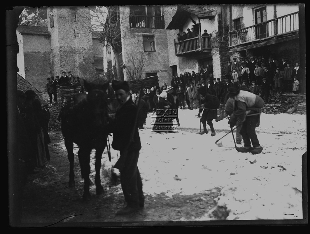320-FGP: Ball de l'Óssa durant el carnaval a la plaça d'Ordino