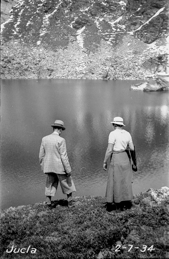 1_FEDA_383: Una parella d’excursió a l’estany de Juclà