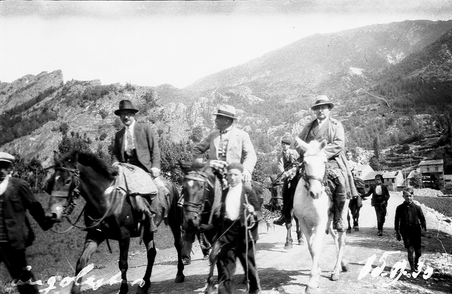 3_FEDA_367: Grup d’homes a cavall pel camí d’Engolasters