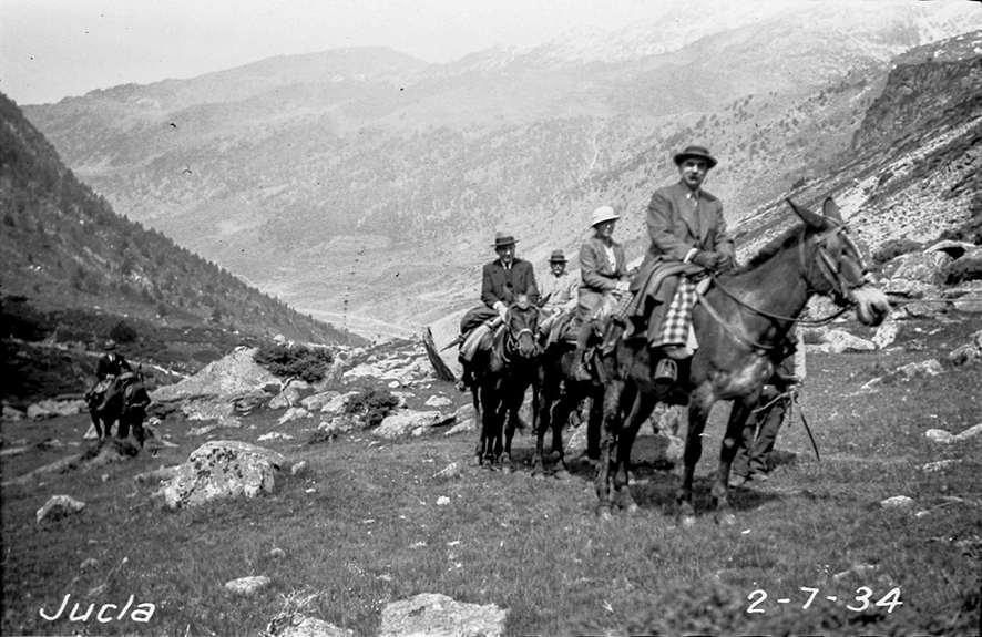 4_FEDA_393: Grup d’homes a cavall dirigint-se a l’estany de Juclà