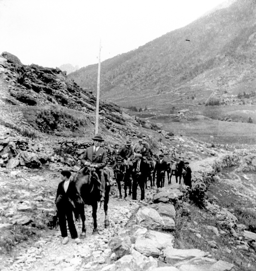 7_FEDA_414: Un mulater mena un cavall