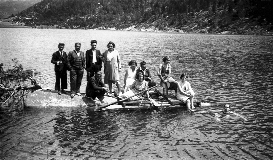 11_CR_1215: Grup d’amics banyant-se i navegant amb una barca casolana al llac d’Engolasters