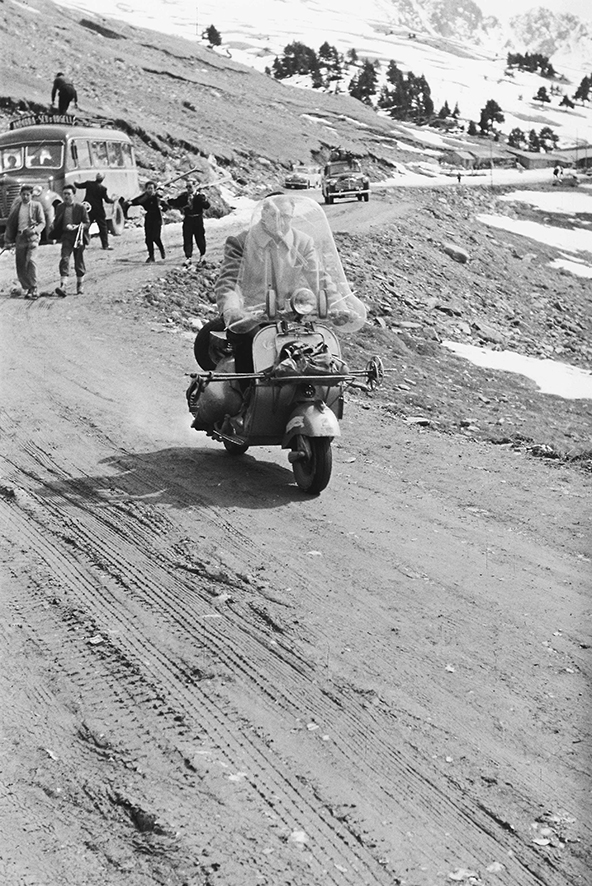 12_FAM_5114_01: Un home amb moto tornant d’esquiar de la zona de Grau Roig