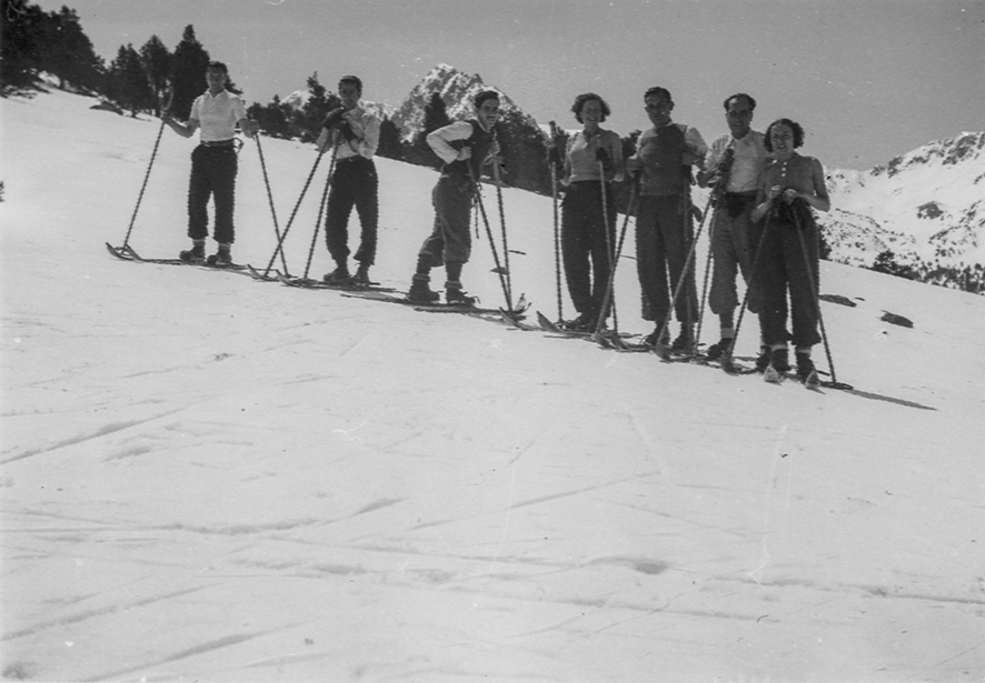 14_CR_0866: Un grup d’amics durant una jornada d’esquí, entre ells Joaquim de Riba Cassany